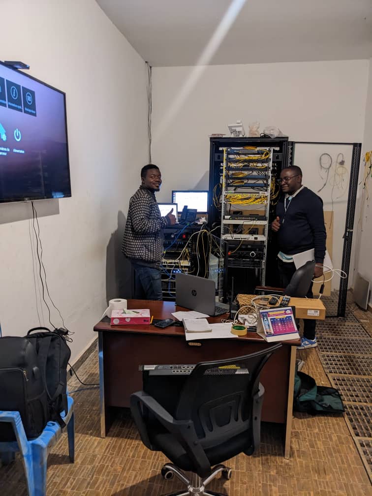 Equipe en salle d'operations reseau