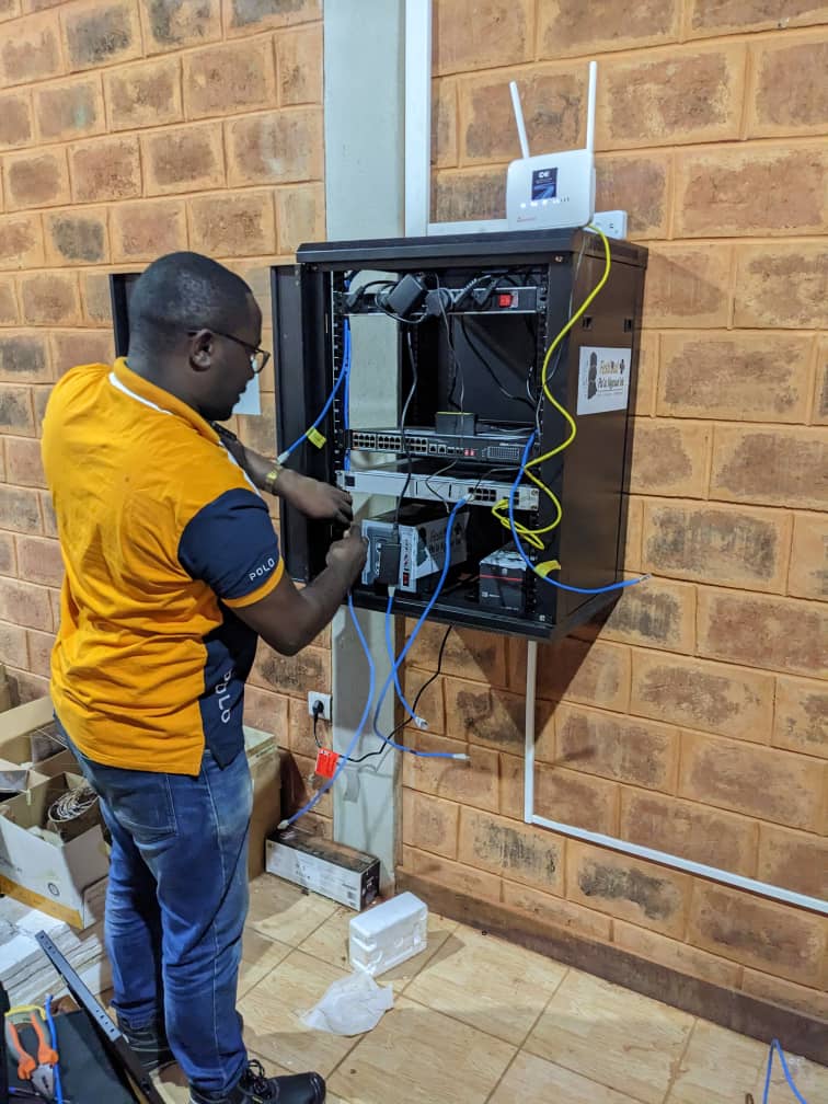 Technicien installant une baie